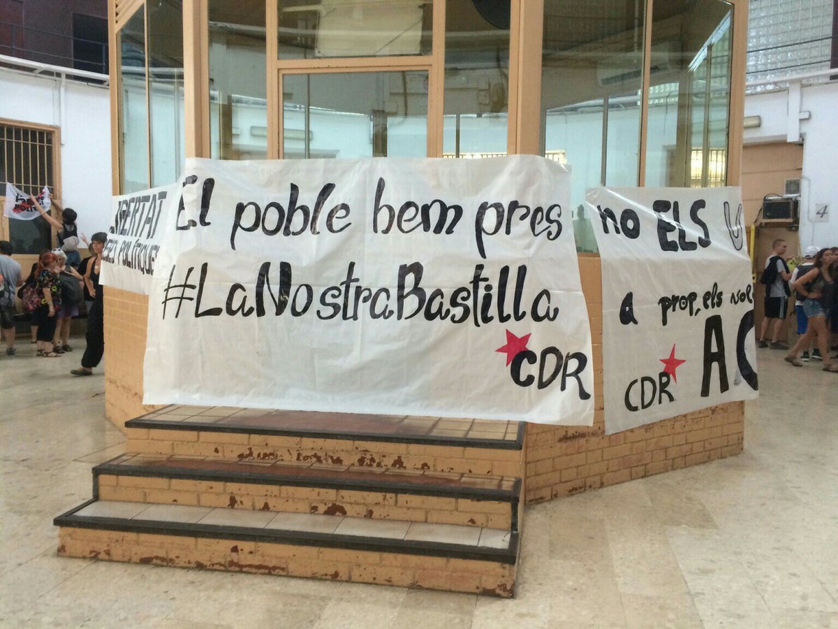 A CDR banner in La Model prison reading “the people has taken our Bastille” (@CDRCatOficial)